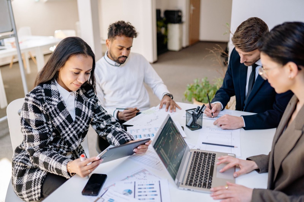 Equipo profesional trabajando con informes y datos en una oficina moderna