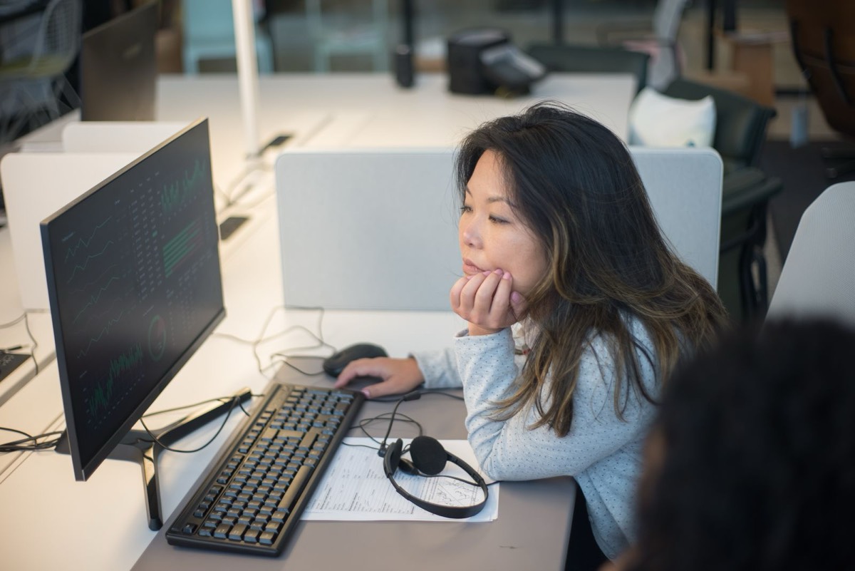 Profesional ejecutando su trabajo en pantalla desde su puesto operativo